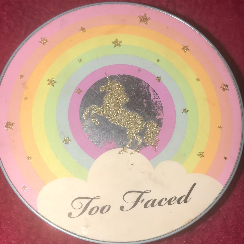 Too faced Rainbow effect highlight